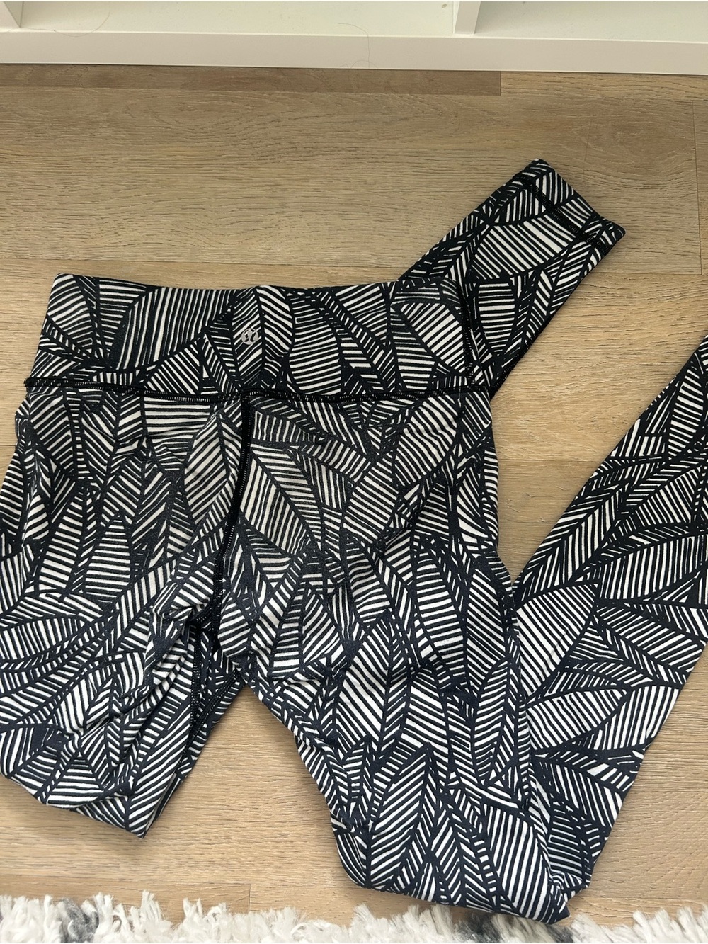 RARE Lululemon Black & White Leaf-Print Leggings